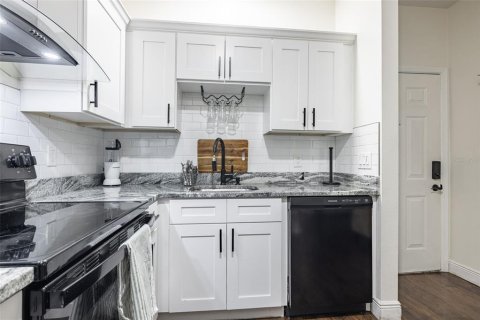 Condo in Tampa, Florida, 1 bedroom  № 1854345 - photo 9