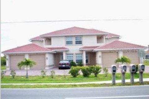 Снять в аренду виллу или дом в Кейп-Корал, Флорида 3 спальни, 117.52м2, № 1651518 - фото 1