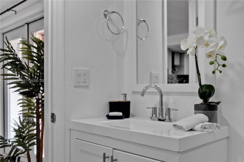 Casa en alquiler en Miami, Florida, 3 dormitorios, 88.26 m2 № 1988342 - foto 19