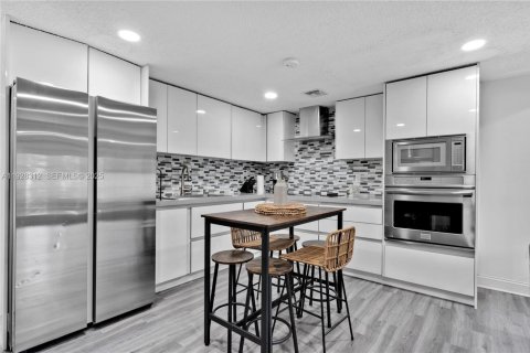 Casa en alquiler en Miami, Florida, 3 dormitorios, 88.26 m2 № 1988342 - foto 5