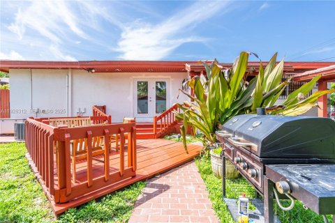 Casa en alquiler en Miami, Florida, 3 dormitorios, 88.26 m2 № 1988342 - foto 1