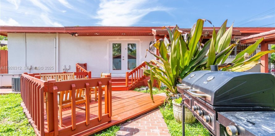 Casa en Miami, Florida 3 dormitorios, 88.26 m2 № 1988342