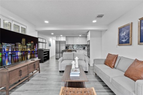 Casa en alquiler en Miami, Florida, 3 dormitorios, 88.26 m2 № 1988342 - foto 3