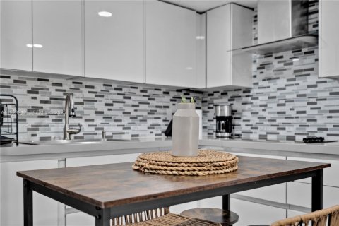 Casa en alquiler en Miami, Florida, 3 dormitorios, 88.26 m2 № 1988342 - foto 21