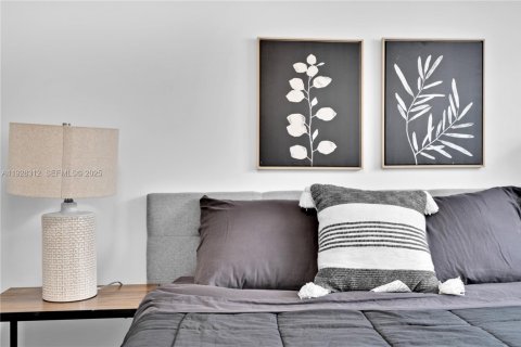 Casa en alquiler en Miami, Florida, 3 dormitorios, 88.26 m2 № 1988342 - foto 16