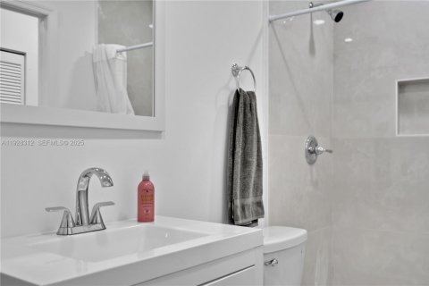 Casa en alquiler en Miami, Florida, 3 dormitorios, 88.26 m2 № 1988342 - foto 17