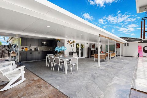 House in Miami, Florida 4 bedrooms, 154.68 sq.m. № 2060792 - photo 11