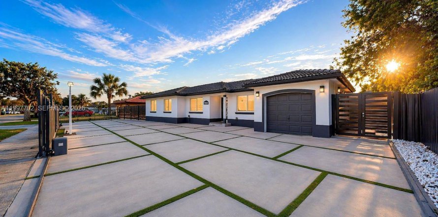 House in Miami, Florida 4 bedrooms, 154.68 sq.m. № 2060792