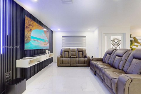 House in Miami, Florida 4 bedrooms, 154.68 sq.m. № 2060792 - photo 20