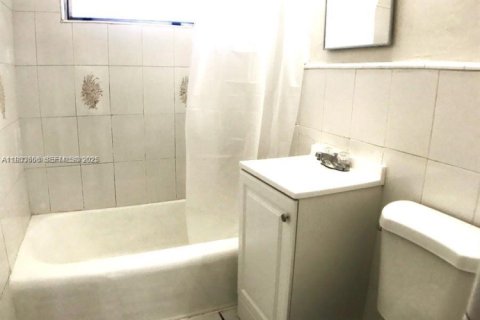 Commercial property in Miami, Florida 130.43 sq.m. № 1991332 - photo 14