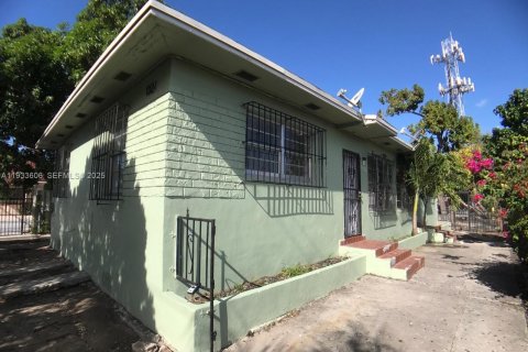 Propiedad comercial en venta en Miami, Florida, 130.43 m2 № 1991332 - foto 1