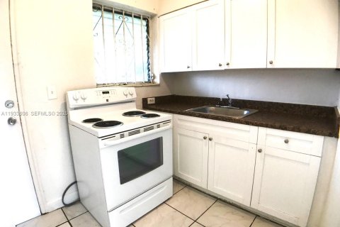 Propiedad comercial en venta en Miami, Florida, 130.43 m2 № 1991332 - foto 7