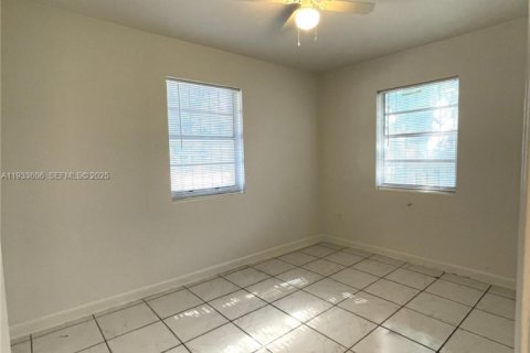 Commercial property in Miami, Florida 130.43 sq.m. № 1991332 - photo 20