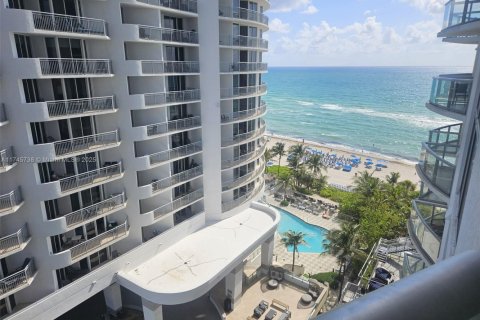 Condo in Sunny Isles Beach, Florida, 1 bedroom  № 1937409 - photo 1
