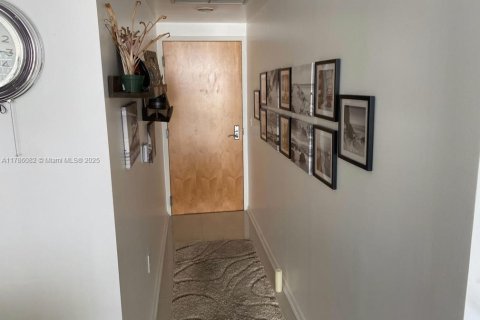 Condo in Miami, Florida, 1 bedroom  № 1696301 - photo 18