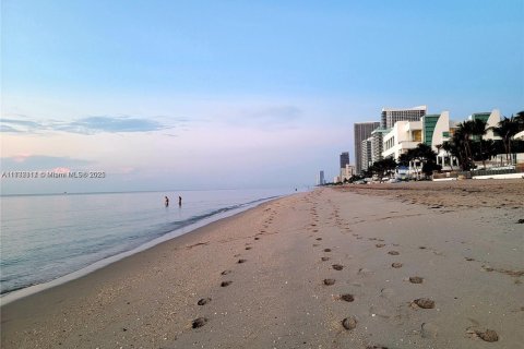 Condominio en venta en Hollywood, Florida, 1 dormitorio, 73.39 m2 № 2034828 - foto 24