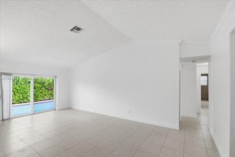 House in Sunrise, Florida 3 bedrooms, 165.64 sq.m. № 2000422 - photo 10