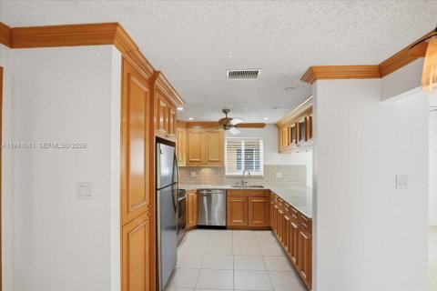 House in Sunrise, Florida 3 bedrooms, 165.64 sq.m. № 2000422 - photo 17