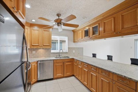 House in Sunrise, Florida 3 bedrooms, 165.64 sq.m. № 2000422 - photo 20