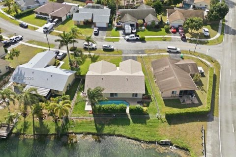 House in Sunrise, Florida 3 bedrooms, 165.64 sq.m. № 2000422 - photo 5