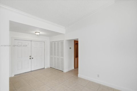 House in Sunrise, Florida 3 bedrooms, 165.64 sq.m. № 2000422 - photo 12