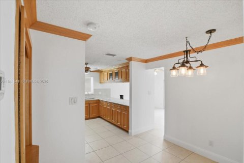 House in Sunrise, Florida 3 bedrooms, 165.64 sq.m. № 2000422 - photo 16