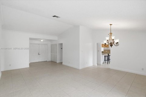 House in Sunrise, Florida 3 bedrooms, 165.64 sq.m. № 2000422 - photo 13