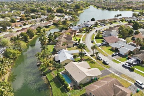 House in Sunrise, Florida 3 bedrooms, 165.64 sq.m. № 2000422 - photo 7