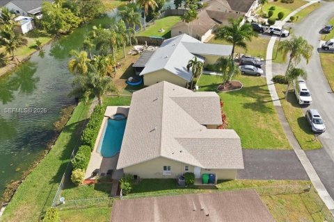 House in Sunrise, Florida 3 bedrooms, 165.64 sq.m. № 2000422 - photo 3