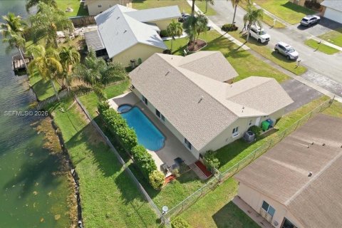 House in Sunrise, Florida 3 bedrooms, 165.64 sq.m. № 2000422 - photo 4