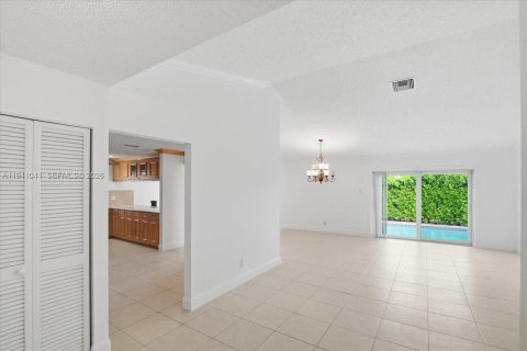 House in Sunrise, Florida 3 bedrooms, 165.64 sq.m. № 2000422 - photo 15
