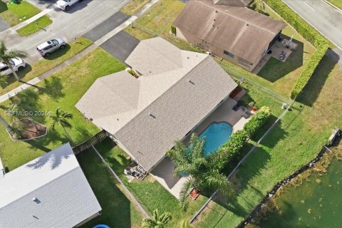 House in Sunrise, Florida 3 bedrooms, 165.64 sq.m. № 2000422 - photo 6