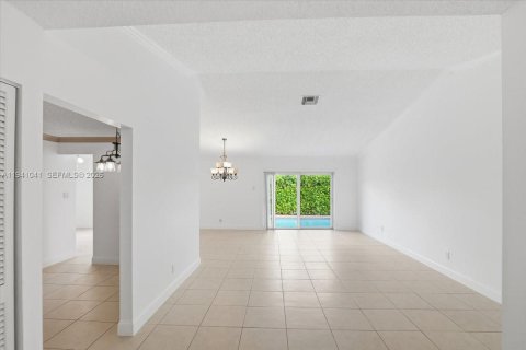 House in Sunrise, Florida 3 bedrooms, 165.64 sq.m. № 2000422 - photo 8