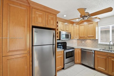 House in Sunrise, Florida 3 bedrooms, 165.64 sq.m. № 2000422 - photo 21