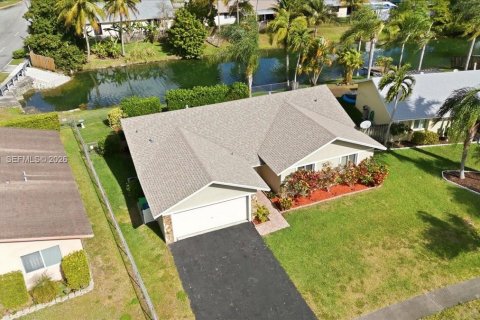 House in Sunrise, Florida 3 bedrooms, 165.64 sq.m. № 2000422 - photo 2