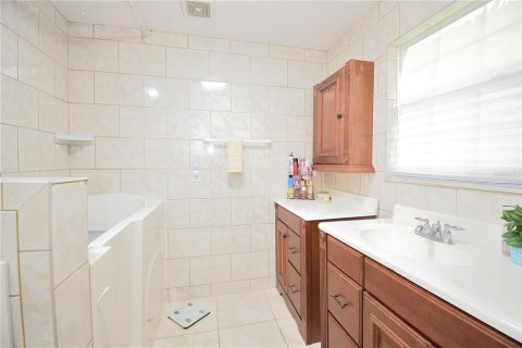House in Cocoa, Florida 4 bedrooms, 187.48 sq.m. № 1883730 - photo 12
