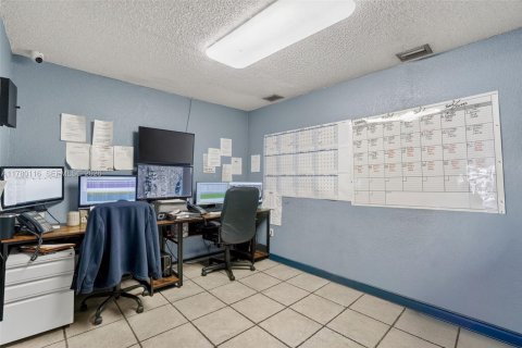 Commercial property in Hialeah Gardens, Florida № 2038337 - photo 13