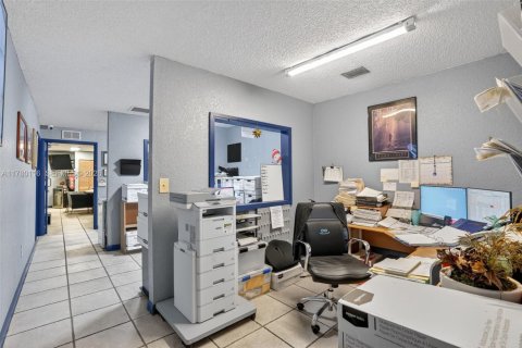 Commercial property in Hialeah Gardens, Florida № 2038337 - photo 7