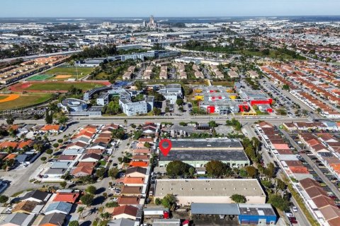 Commercial property in Hialeah Gardens, Florida № 2038337