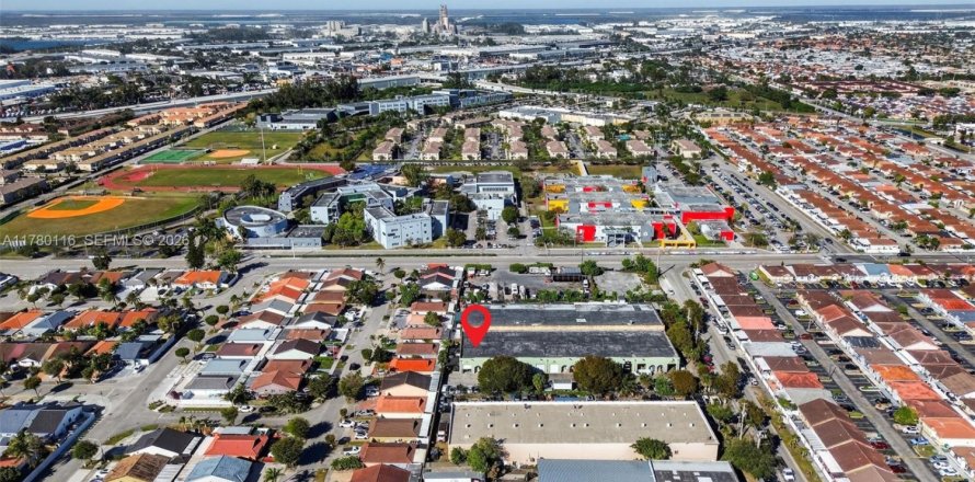 Commercial property in Hialeah Gardens, Florida № 2038337