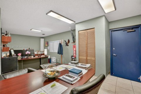 Commercial property in Hialeah Gardens, Florida № 2038337 - photo 12