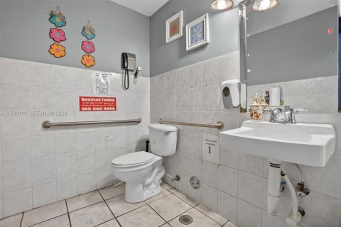 Commercial property in Hialeah Gardens, Florida № 2038337 - photo 15