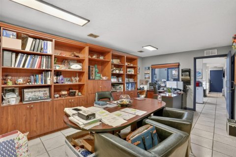 Commercial property in Hialeah Gardens, Florida № 2038337 - photo 11