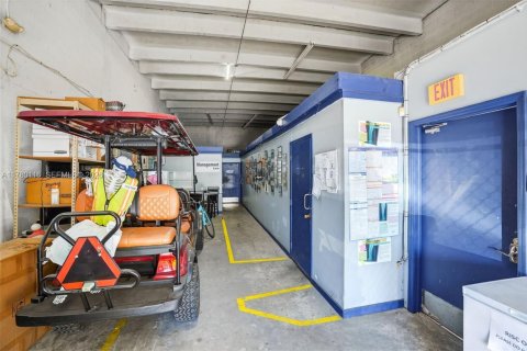 Commercial property in Hialeah Gardens, Florida № 2038337 - photo 30