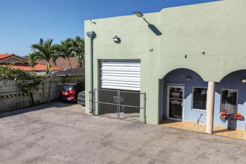 Commercial property in Hialeah Gardens, Florida № 2038337 - photo 4