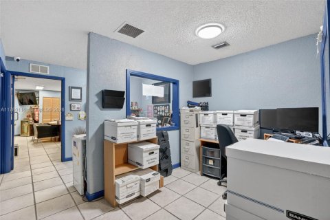 Commercial property in Hialeah Gardens, Florida № 2038337 - photo 8