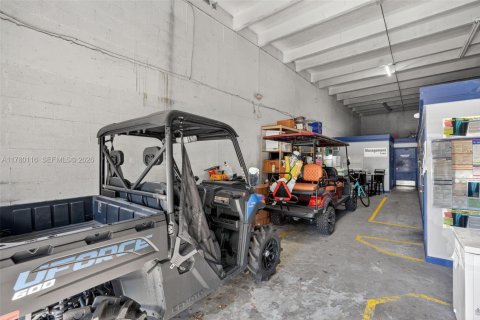 Commercial property in Hialeah Gardens, Florida № 2038337 - photo 16