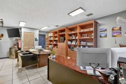 Commercial property in Hialeah Gardens, Florida № 2038337 - photo 10
