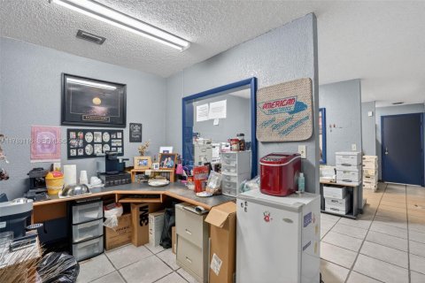 Commercial property in Hialeah Gardens, Florida № 2038337 - photo 9
