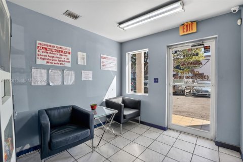 Commercial property in Hialeah Gardens, Florida № 2038337 - photo 6